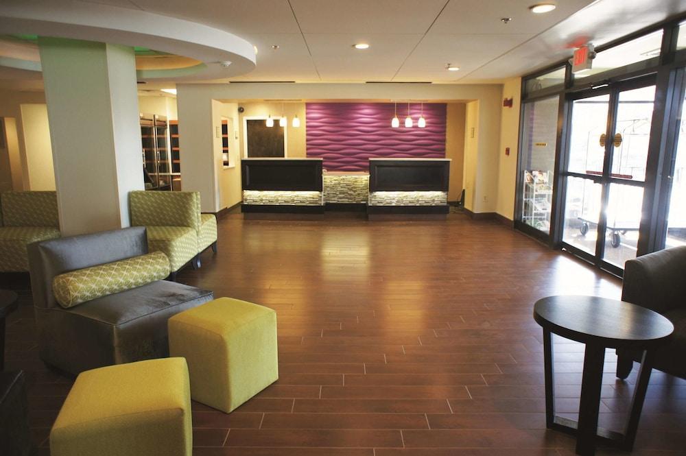 La Quinta By Wyndham Springfield Hotell Exteriör bild