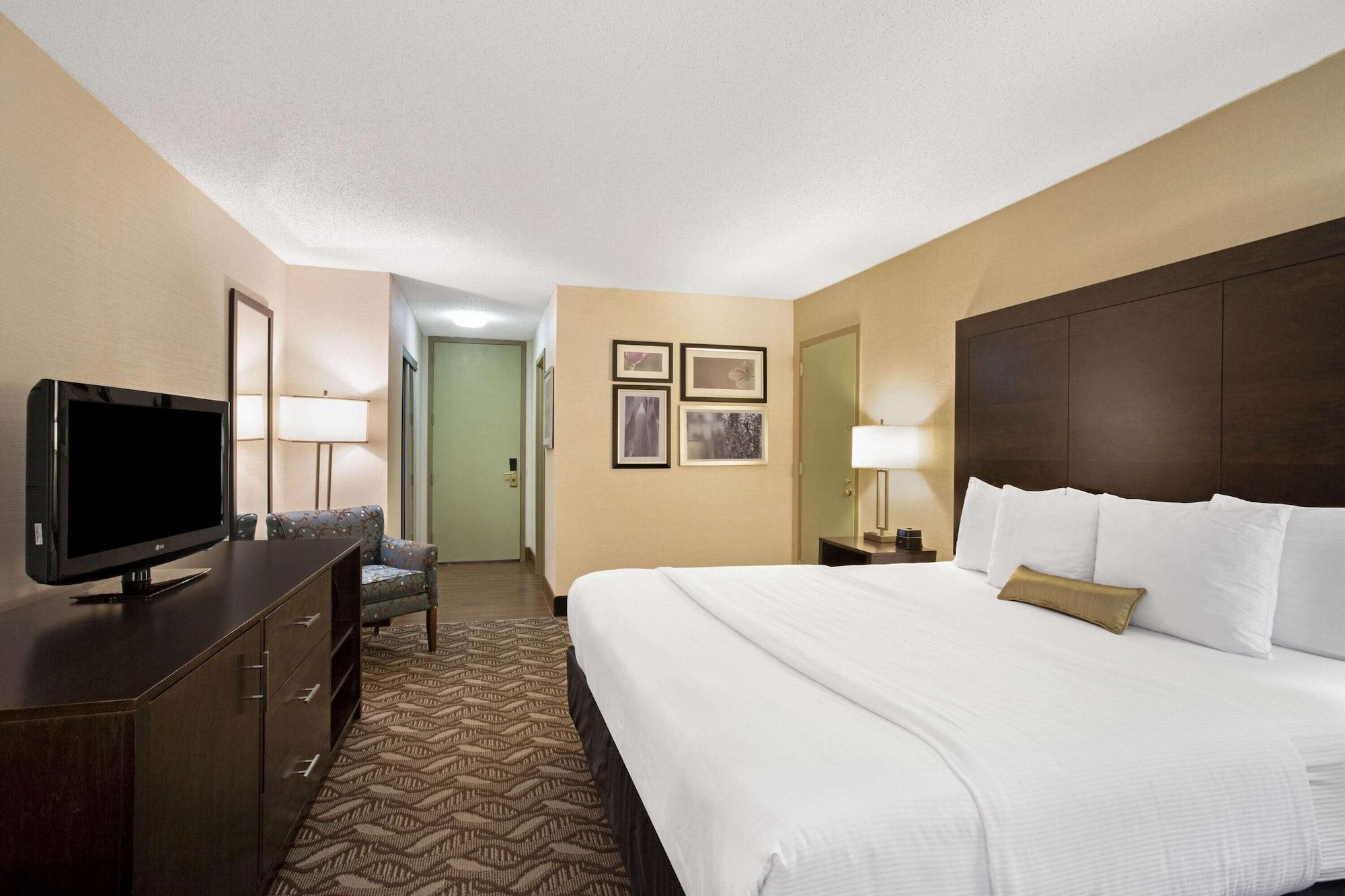 La Quinta By Wyndham Springfield Hotell Exteriör bild
