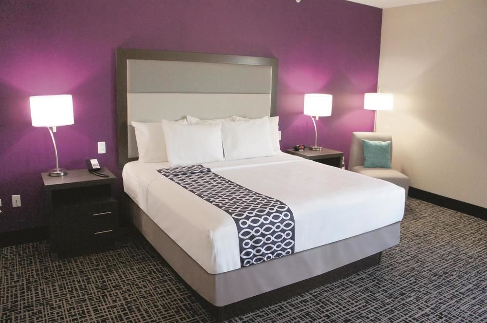 La Quinta By Wyndham Springfield Hotell Exteriör bild